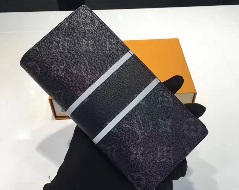 [LOUIS VUITTON]루이** x 프라그먼트 브라짜 월릿 M64438