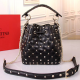 발렌** 스파이크 버킷백 GARAVANI ROCKSTUD SPIKE BAG V68000